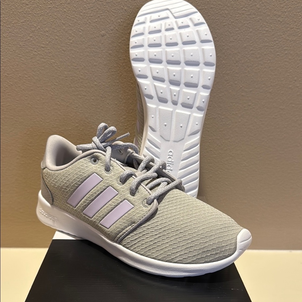 Adidas QT Racer Women’s Size 7.5 Running Shoes Light Grey/Lavender FV6441